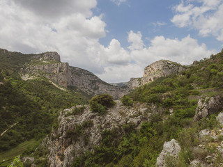 Fototapeta na wymiar Vue sur les monts de Saint-Guilhem et falaises autour de Saint-Guilhem-le-Désert dans l'hérault