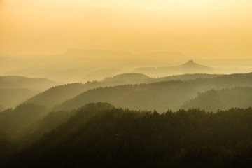 Obraz premium Mountains landscape layers in fog, Saxon-Bohemian Switzerland, Czech republic