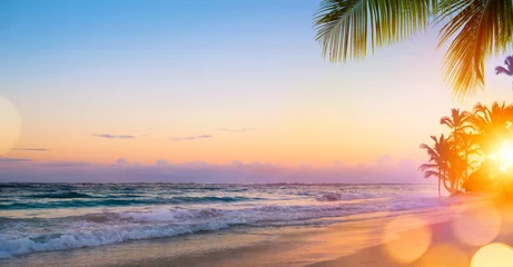  Kunst Prachtige zonsopgang boven het tropische strand © Konstiantyn