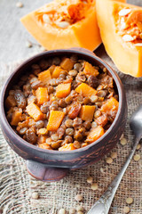 Spicy curry with green lentils, pumpkin and raisins