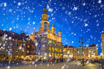 Obraz premium Old town of Poznan on a cold winter night with falling snow, Poland