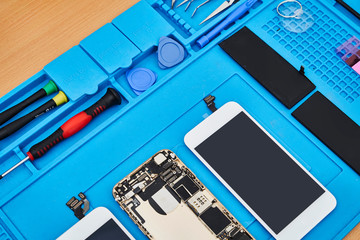 defekt smartphone with repair tool  