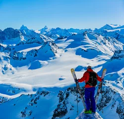 Crédence de cuisine en verre imprimé Sports dhiver Skier avec une vue imprenable sur les célèbres montagnes suisses dans la belle neige d& 39 hiver Mt Fort. Le Cervin et la Dent d& 39 Herens. Au premier plan le glacier du Grand Désert.