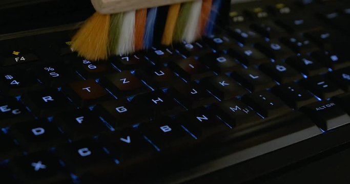 Tastatur mit bunter B&uuml;rste reinigen 4k DCI