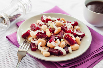 Beetroot salad with white kidney beans, pickles and onion