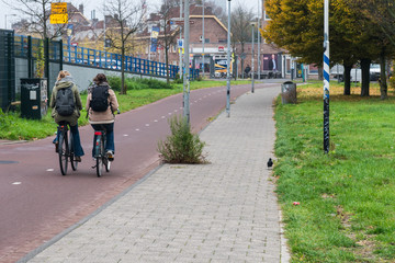 Zwei Radfahrer auf Radweg in Stadt