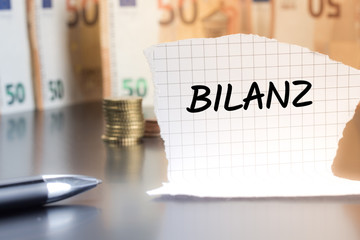 Bilanz schriftlich auf einem Notizzettel