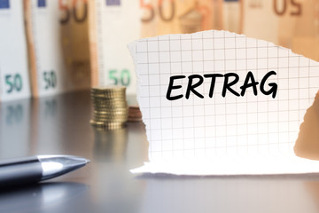 Ertrag schriftlich auf einem Notizzettel
