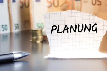 Planung schriftlich auf einem Notizzettel