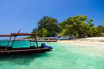 Poster Île Plage de sable avec eau azur et bateau Parking sur l& 39 île tropicale de Gili Air