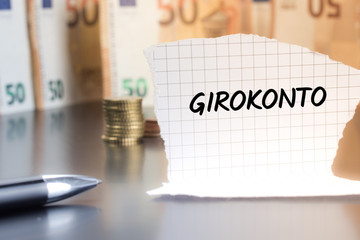 Girokonto schriftlich auf einem Notizzettel