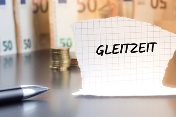 Gleitzeit schriftlich auf einem Notizzettel