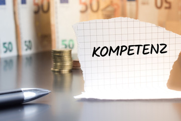 Kompetenz schriftlich auf einem Notizzettel