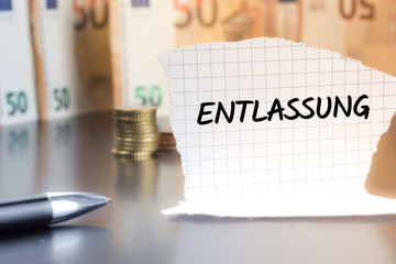Entlassung schriftlich auf einem Notizzettel