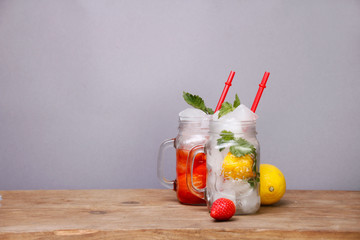 zwei cocktail getränke