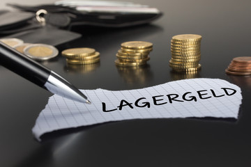 Lagergeld auf einem Zettel