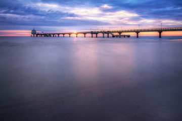 Seebrücke Zinnowitz auf Usedom am frühen morgen zum Sonnenaufgang