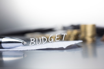 Budget auf einem Zettel im Büro
