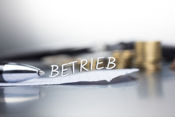 Betrieb auf einem Zettel im Büro