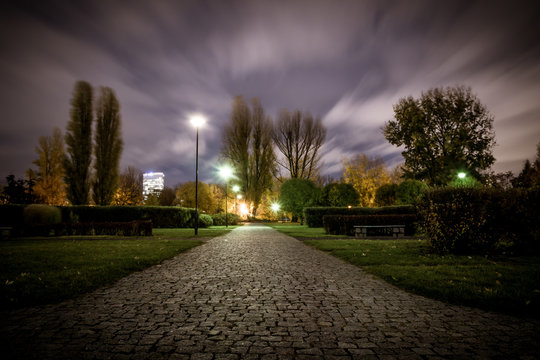 alejka w parku nocą w Warszawie