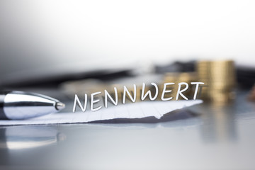 Nennwert auf einem Zettel im Büro