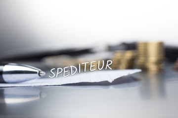 Spediteur auf einem Zettel im Büro