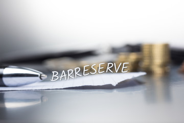 Barreserve auf einem Zettel im Büro