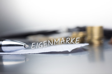 Eigenmarke auf einem Zettel im Büro