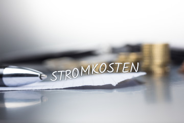 Stromkosten auf einem Zettel im Büro
