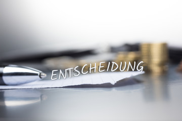 Entscheidung auf einem Zettel im Büro