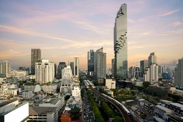 Fotobehang Bangkok Transport voor zonsondergang met Modern Business Building van bovenaanzicht in Bangkok, Thailand. © ake1150