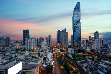 Obraz premium Bangkok Transport o zmierzchu z nowoczesnym budynkiem biznesowym z widoku z góry w Bangkoku w Tajlandii.