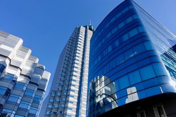 Obraz premium 快晴 東京の摩天楼グラスウォール