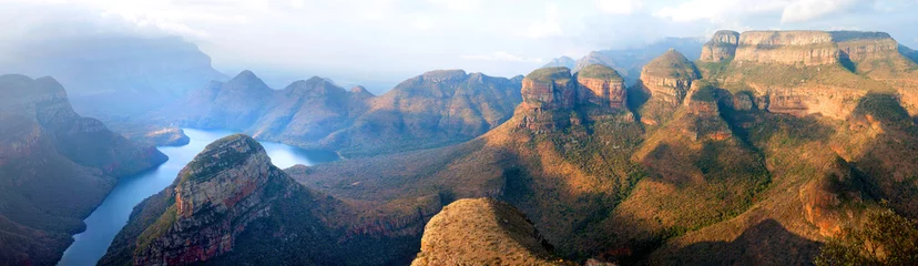 Photo sur Plexiglas Bleu Jeans Lac bleu de Blyde River Canyon, Trois Rondavels et Fenêtre de Dieu, parc national des montagnes du Drakensberg panorana sur fond clair de beau coucher de soleil, vue de dessus, Afrique du Sud, province de Mpumalanga