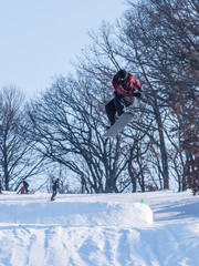 People are enjoying skiing	/ snowboarding