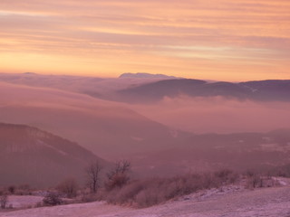 Obraz premium Cold winter morning purple sky landscape