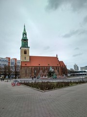Obraz premium A view from afar on the beauty and majesty of ancient medieval religious buildings in the background of a cloudy, cold sky.