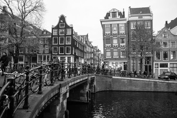 Amsterdam Br&uuml;cke H&auml;user Fahrr&auml;der in schwarzweiss