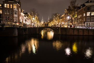 Fototapeta premium Gracht und Brücke in Amsterdam bei Nacht