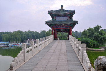 Fototapeta premium Chinese arbor in Logtan Park
