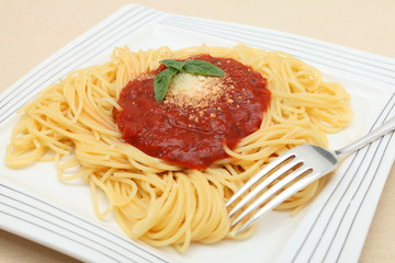 Spaghetti with tomato sauce and grated cheese