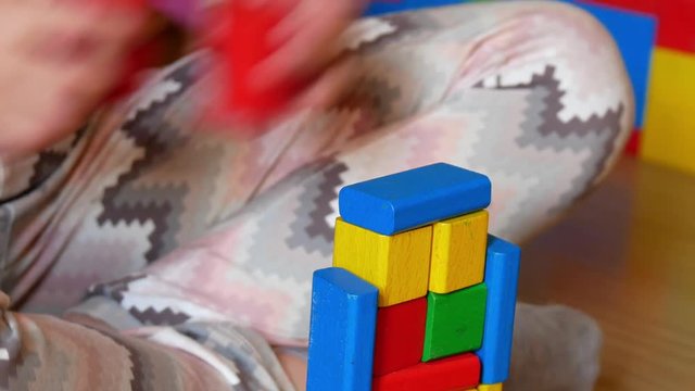 bambina che gioca blocchi di legno colorato, concetto di apprendimento e sviluppo.