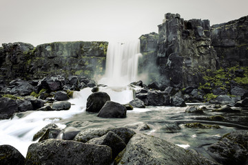 Fondo de pantalla bonita e impresionante cascada del Parque Nacional de Thingvellir en el sur de Islandia, Europa.
