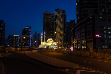 Obraz premium Dubai's high rise houses in the evening. Dubai Marina district. 2018.