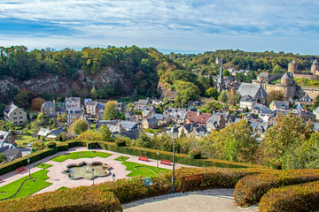 Fougères. Vue panoramique du château et des toits depuis le jardin public de l'église...