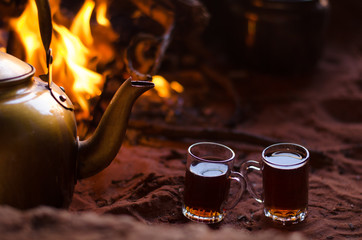 Arabischer Tee in der Wüste Wadi Rum, Jordanien