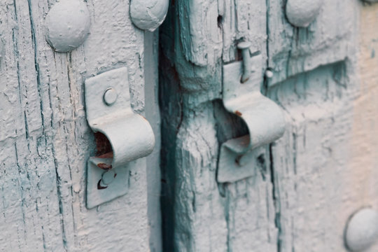 Pestillo de una puerta de madera pintada antigua 