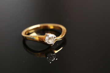 diamond on gold ring,Wedding ring
