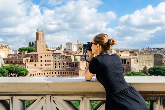 girl in taking pictures of sights of Rome