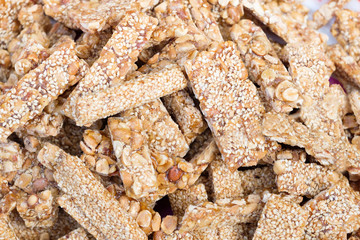 Sweet peanuts with sesame bar (Tua gra joak).